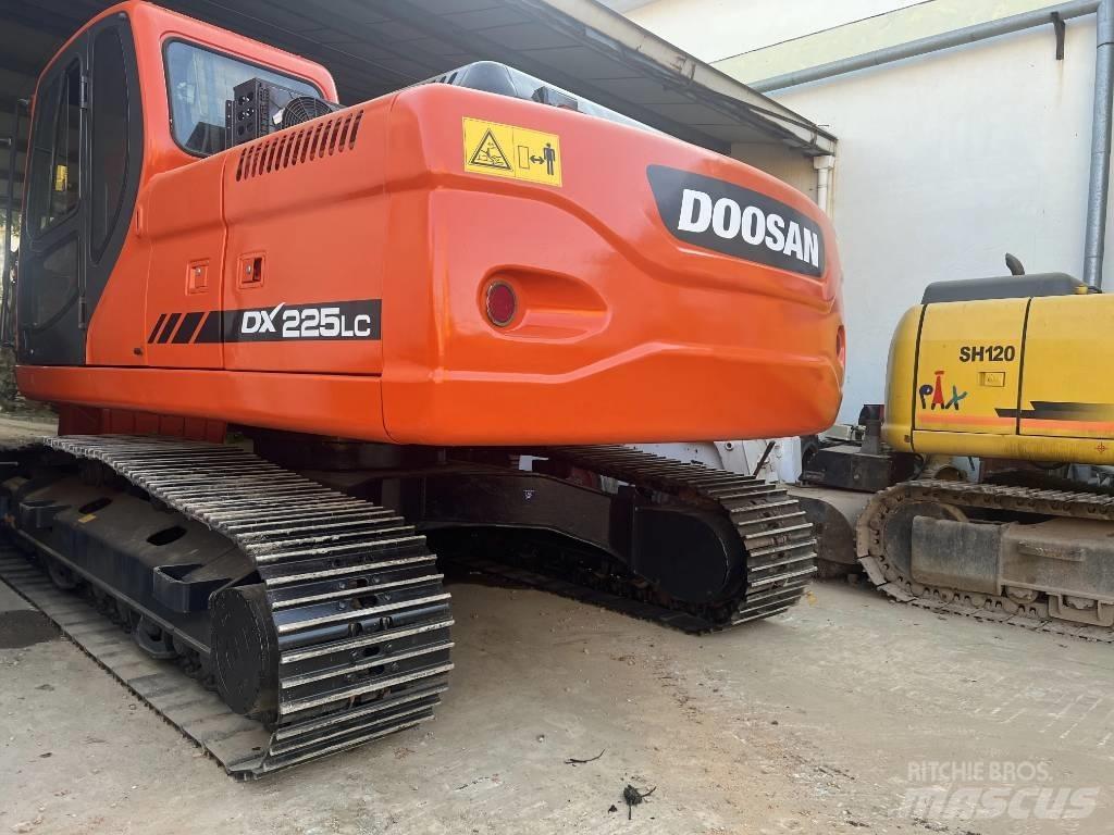 Doosan DX225LC Vikšriniai ekskavatoriai