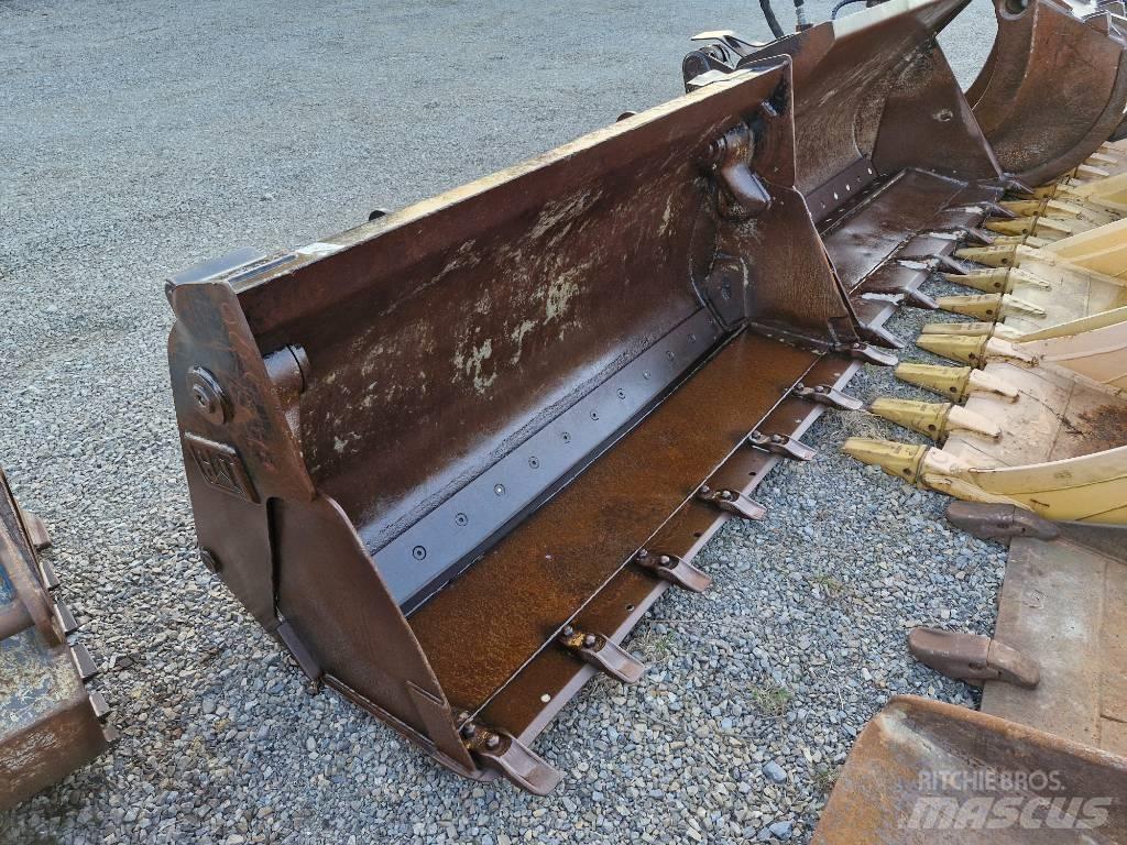 CAT 906 M Naudoti ratiniai krautuvai