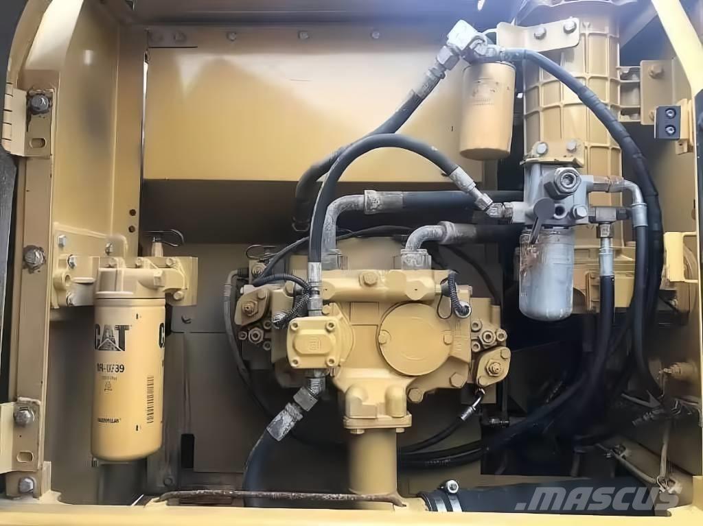 CAT 323 D Vikšriniai ekskavatoriai