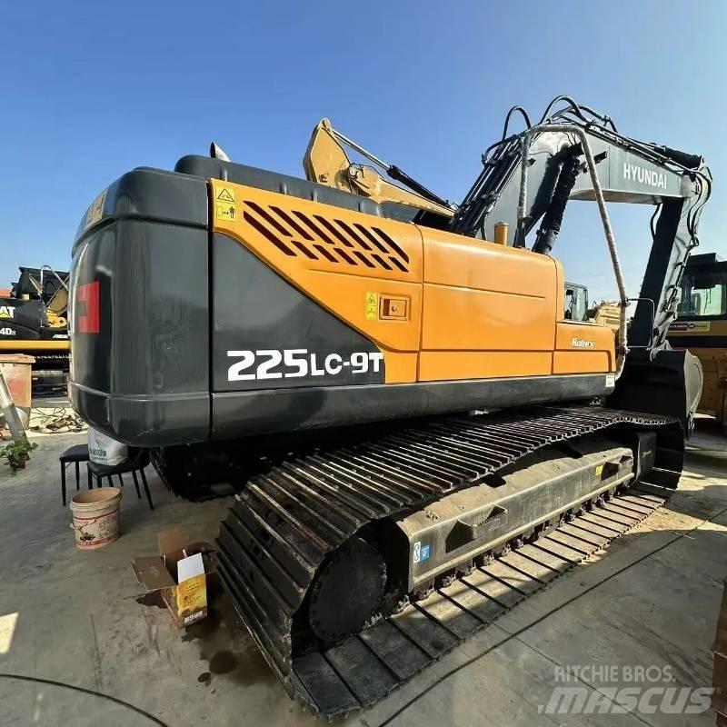 Hyundai R225 Vikšriniai ekskavatoriai