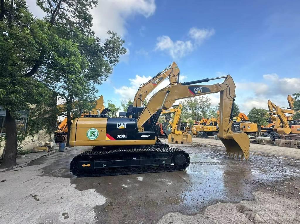 CAT 323 D Vikšriniai ekskavatoriai