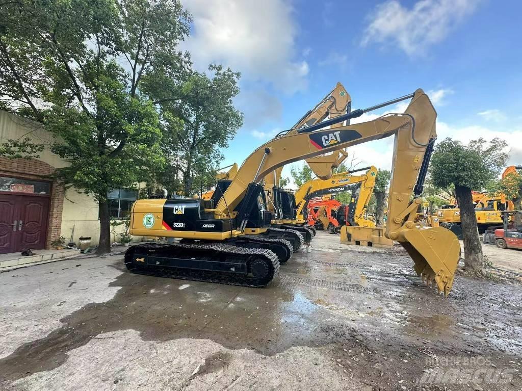 CAT 323 D Vikšriniai ekskavatoriai