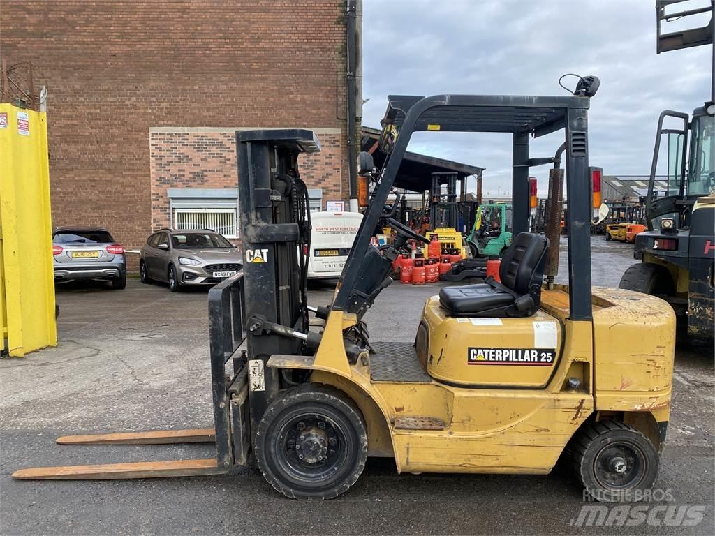 CAT DP25K Dyzeliniai krautuvai