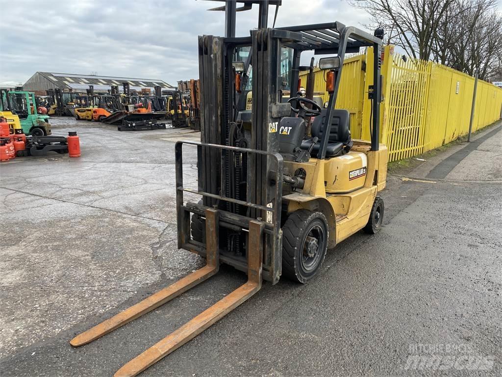 CAT DP25K Dyzeliniai krautuvai