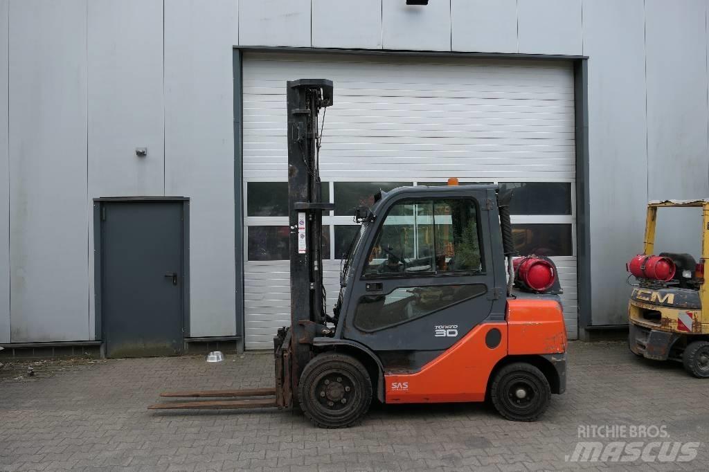 Toyota 02-8 FGF 30 LPG (dujiniai) krautuvai