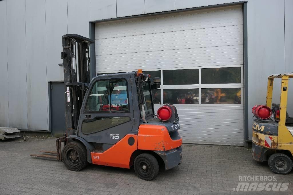 Toyota 02-8 FGF 30 LPG (dujiniai) krautuvai