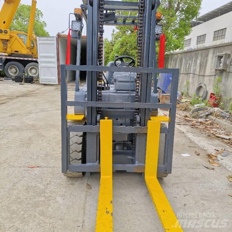 Komatsu 30 Dyzeliniai krautuvai