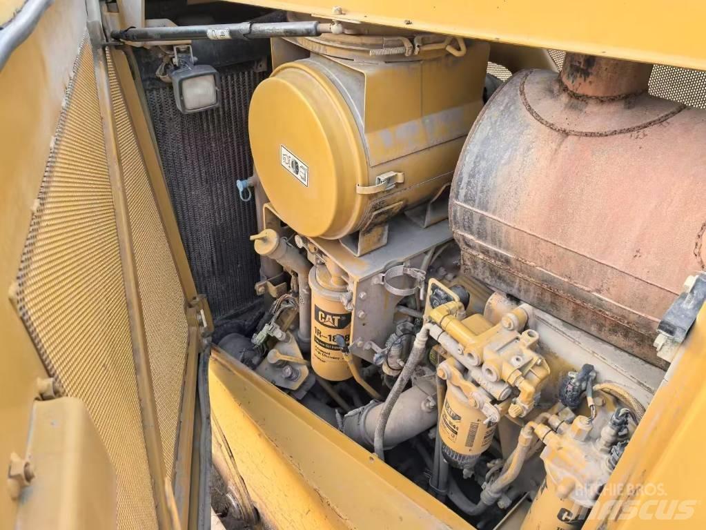 CAT D8T bulldozers Vikšriniai buldozeriai