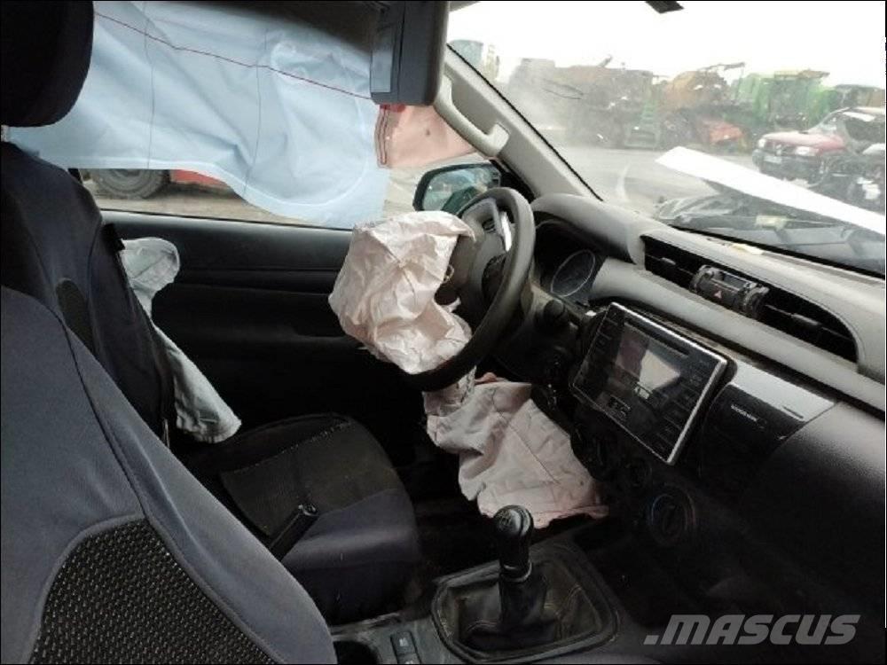 Toyota Hilux 5 Pikapai / Bortiniai sunkvežimiai