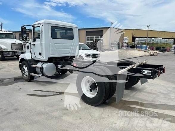 Mack MD6 Savivarčių priekabų vilkikai