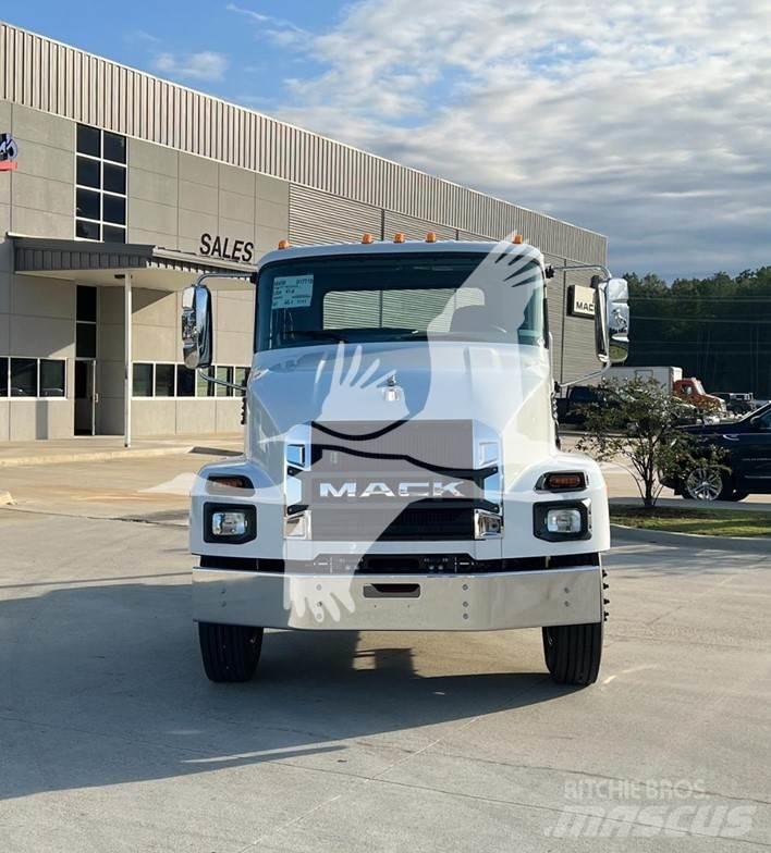 Mack MD6 Savivarčių priekabų vilkikai