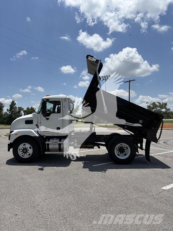 Mack MD6 Savivarčių priekabų vilkikai