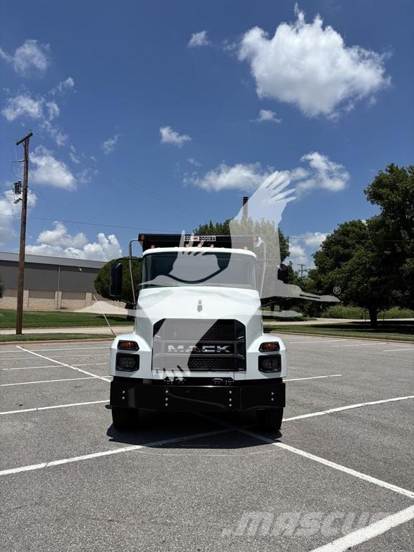Mack MD6 Savivarčių priekabų vilkikai
