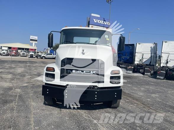 Mack MD6 Važiuoklė su kabina