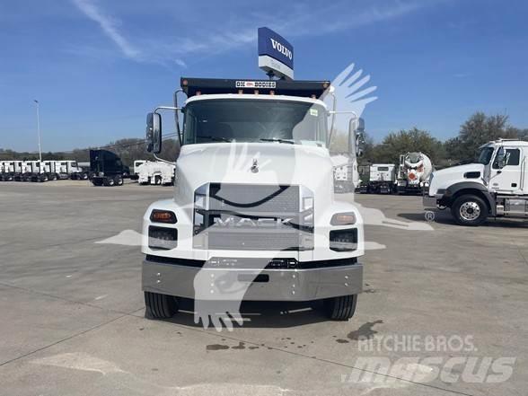 Mack MD7 Savivarčių priekabų vilkikai