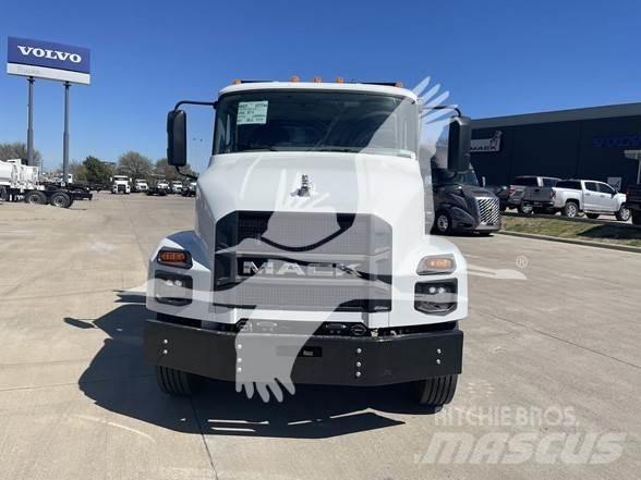Mack MD7 Savivarčių priekabų vilkikai