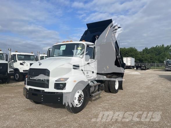 Mack MD7 Savivarčių priekabų vilkikai