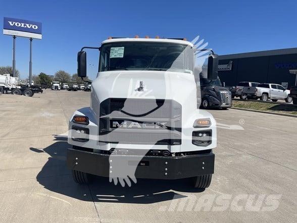 Mack MD7 Savivarčių priekabų vilkikai