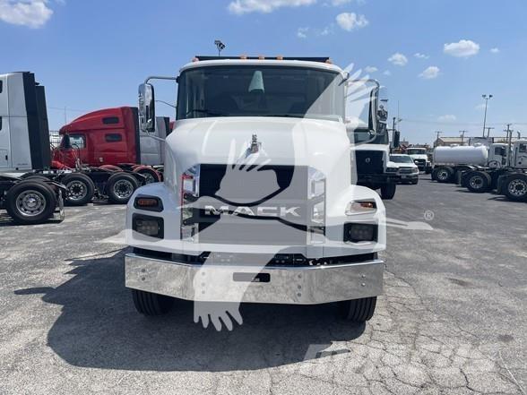 Mack MD7 Savivarčių priekabų vilkikai