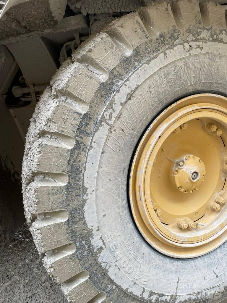 CAT 775G Atliekų išvežimo technika