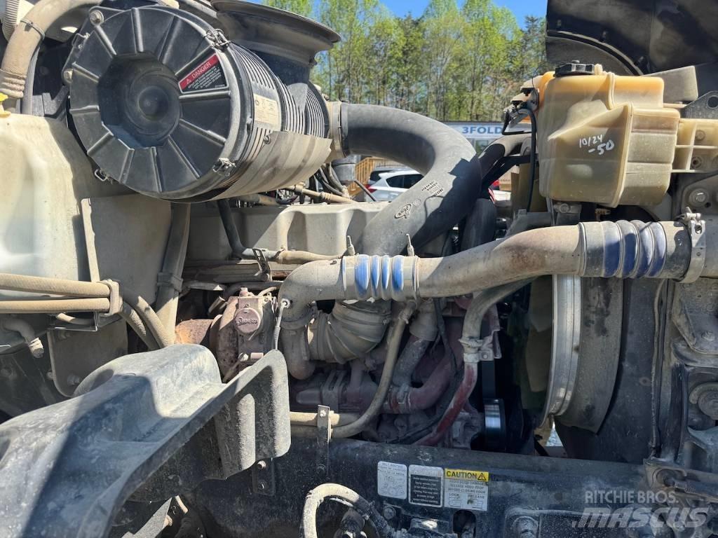 Mack GU713 Savivarčių priekabų vilkikai