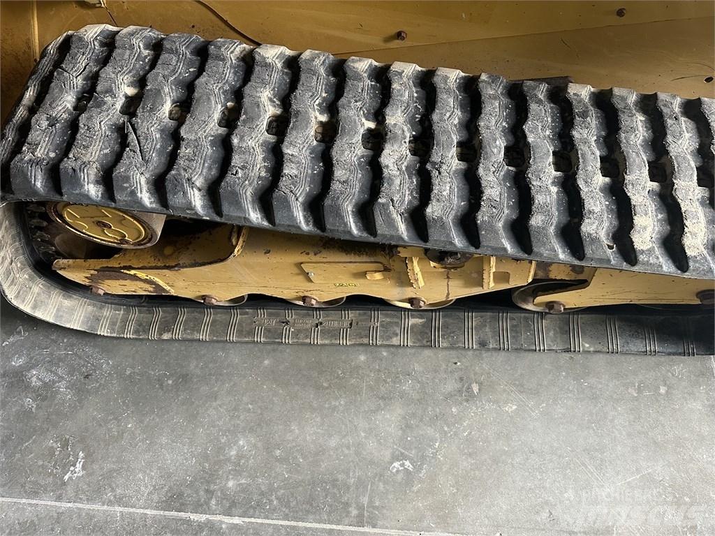 CAT 259D3 Krautuvai su šoniniu pasukimu