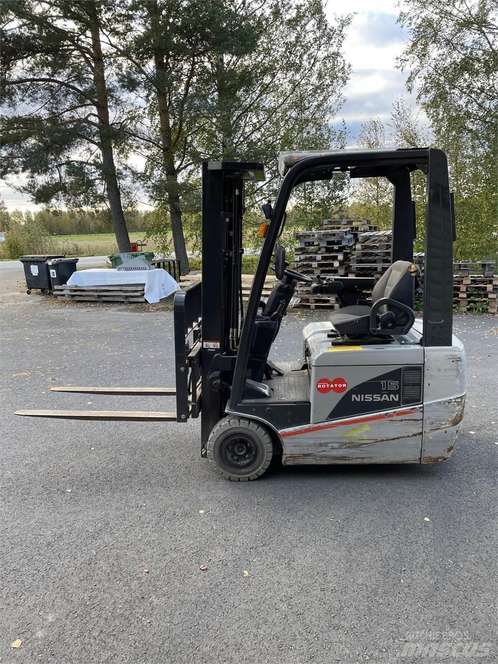 Nissan 15 Elektriniai šakiniai krautuvai