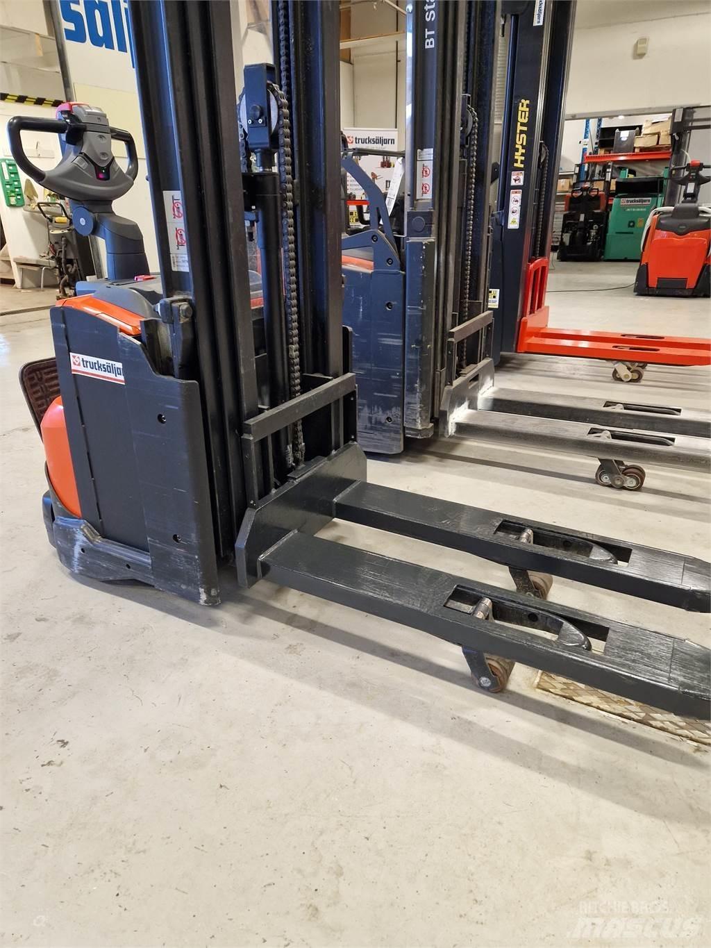 Toyota SWE120L Rankiniai vėžimėliai