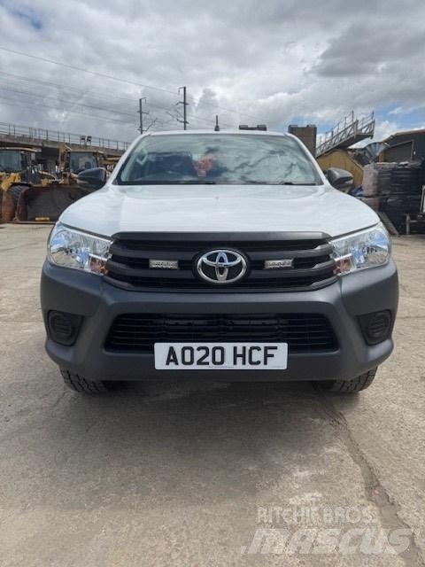Toyota Hilux Pikapai / Bortiniai sunkvežimiai