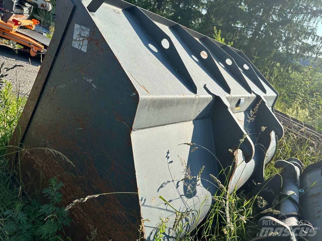Komatsu Schaufel 5m3 Kaušai