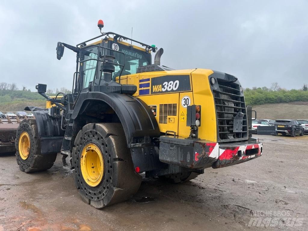 Komatsu WA380-8E0 Naudoti ratiniai krautuvai