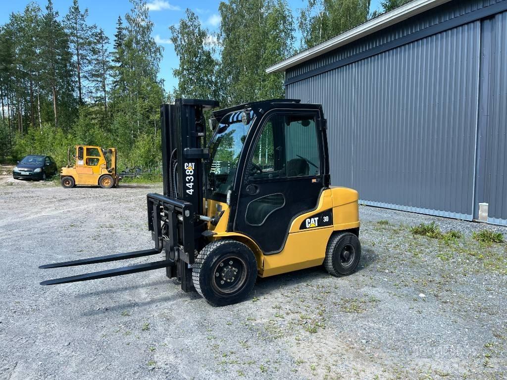CAT DP 30 N Dyzeliniai krautuvai