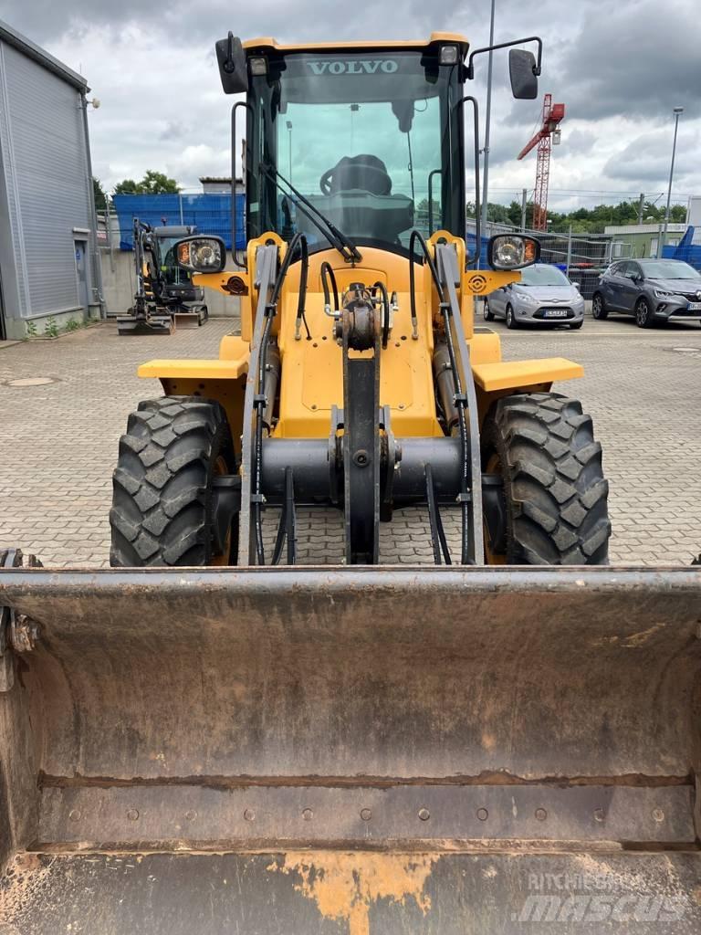 Volvo L 30 G Naudoti ratiniai krautuvai