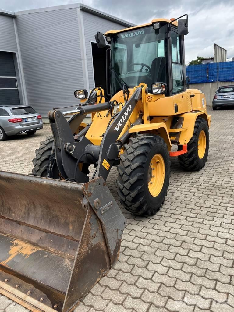 Volvo L 30 G Naudoti ratiniai krautuvai