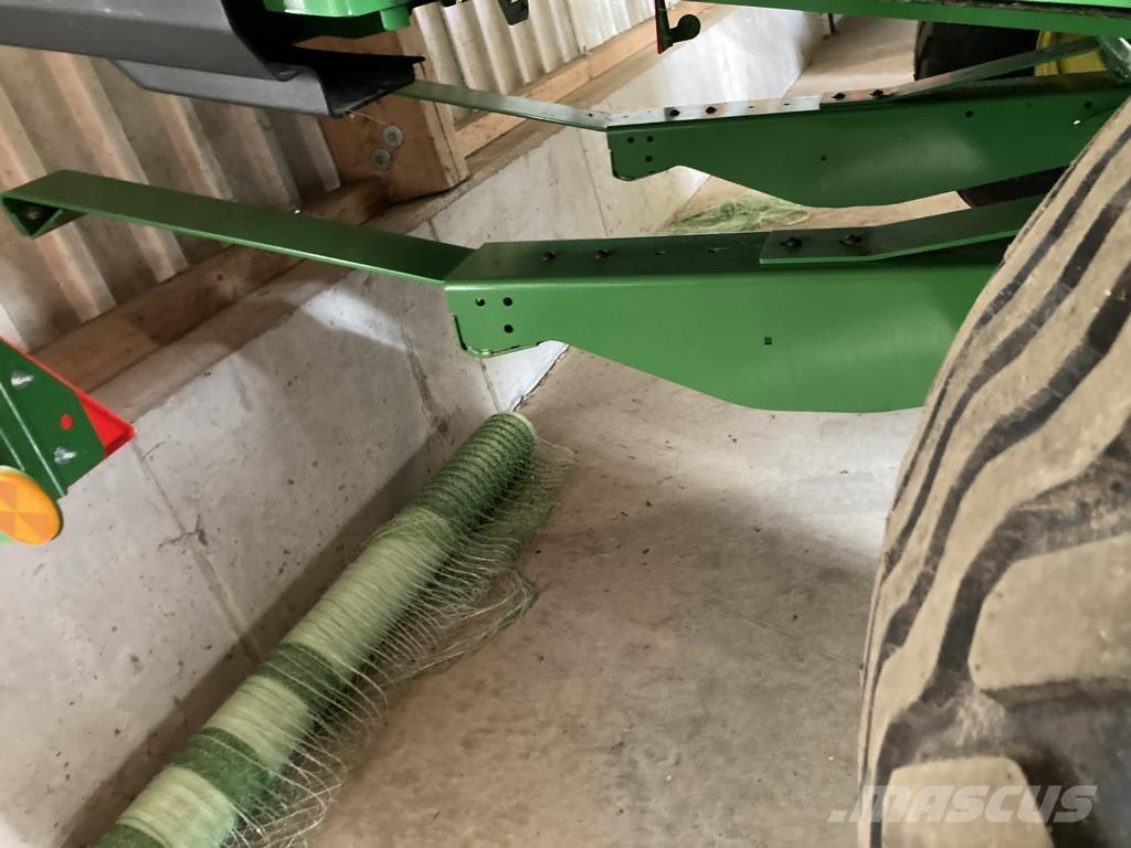 John Deere V461M Ritinių presai