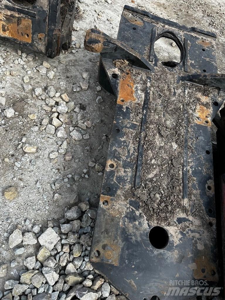 Komatsu 895 Važiuoklė ir suspensija
