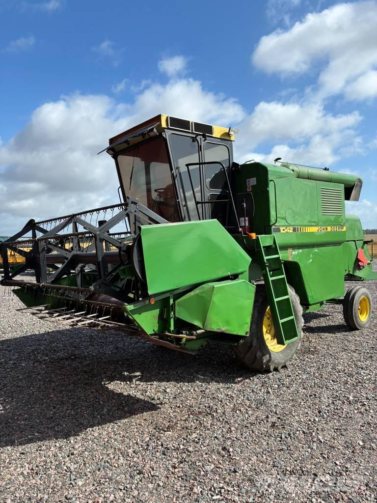John Deere 1042 Derliaus nuėmimo kombainai