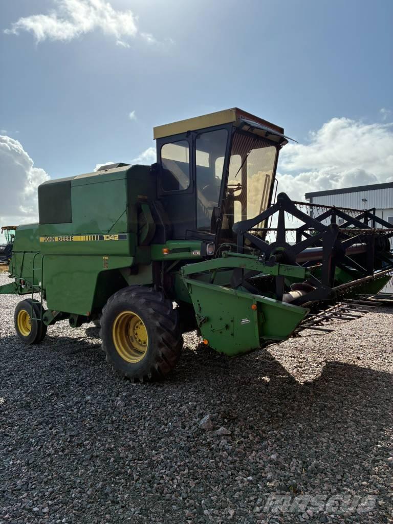 John Deere 1042 Derliaus nuėmimo kombainai