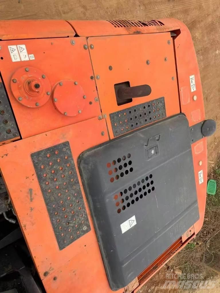 Hitachi ZX 200 Vikšriniai ekskavatoriai