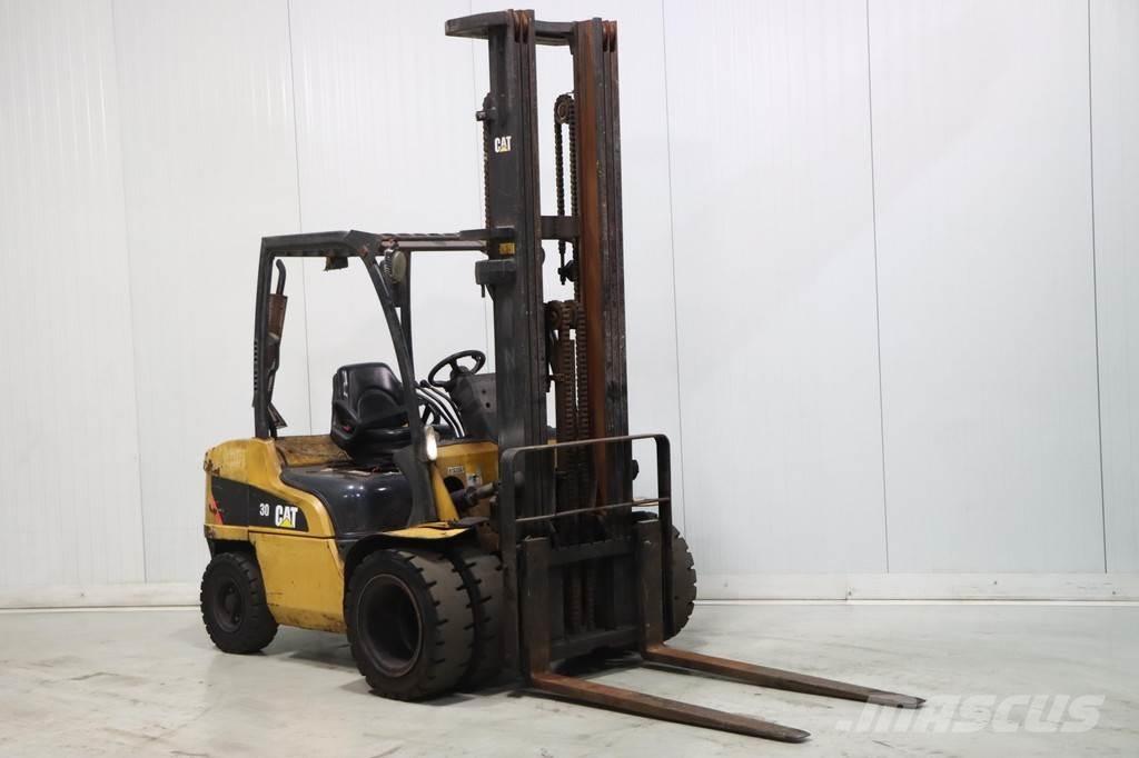 CAT DP30N Dyzeliniai krautuvai