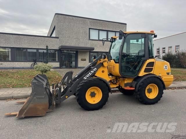 Volvo L 25 F Naudoti ratiniai krautuvai