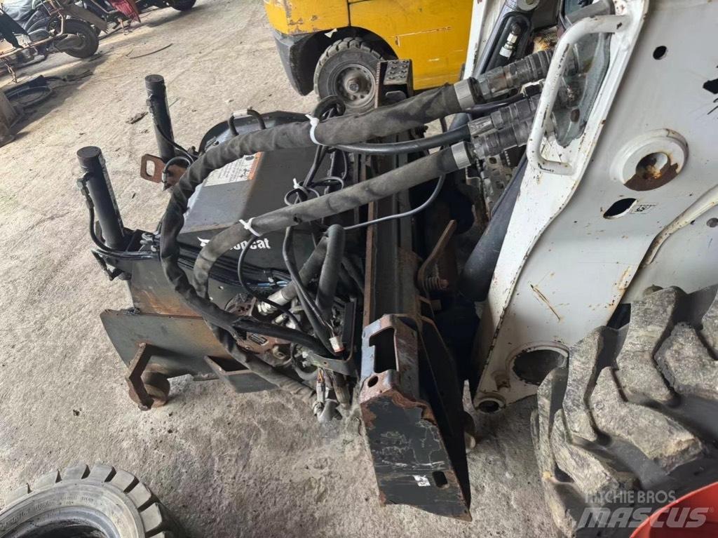 Bobcat S 750 Krautuvai su šoniniu pasukimu