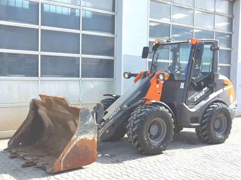 Hitachi ZW 95-6 Krautuvai su šoniniu pasukimu