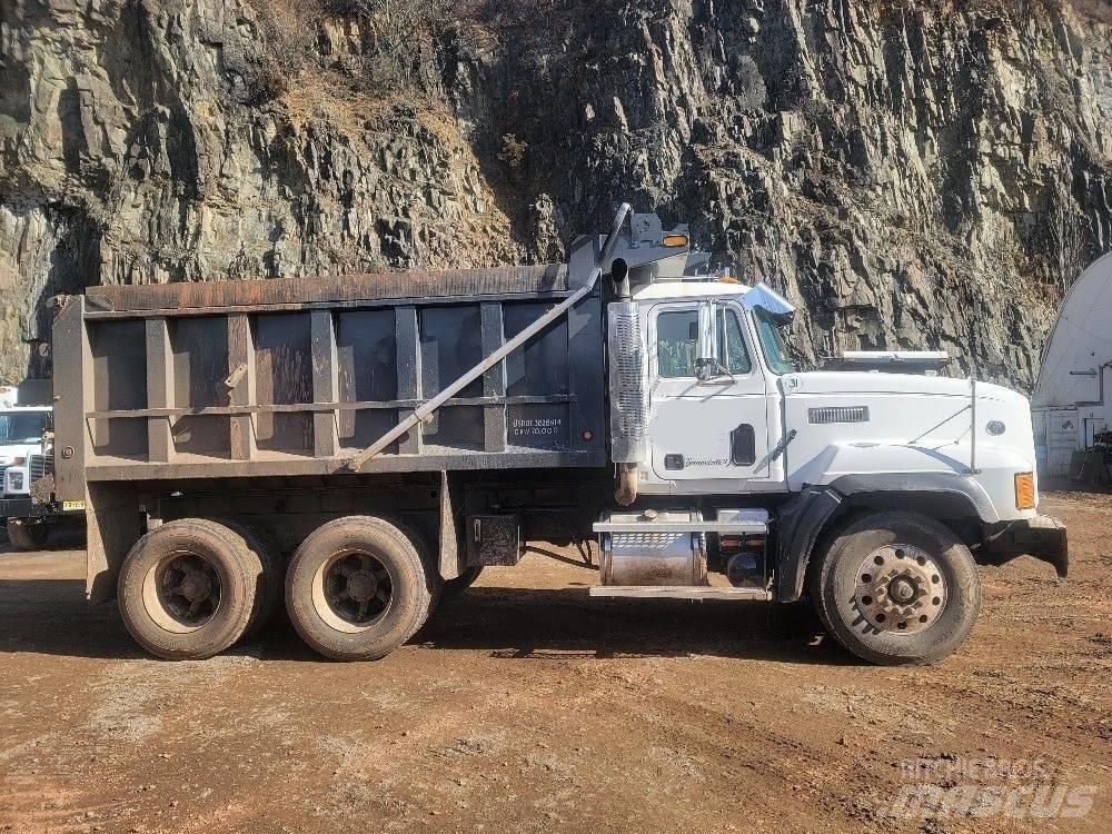 Mack CL 713 Savivarčių priekabų vilkikai