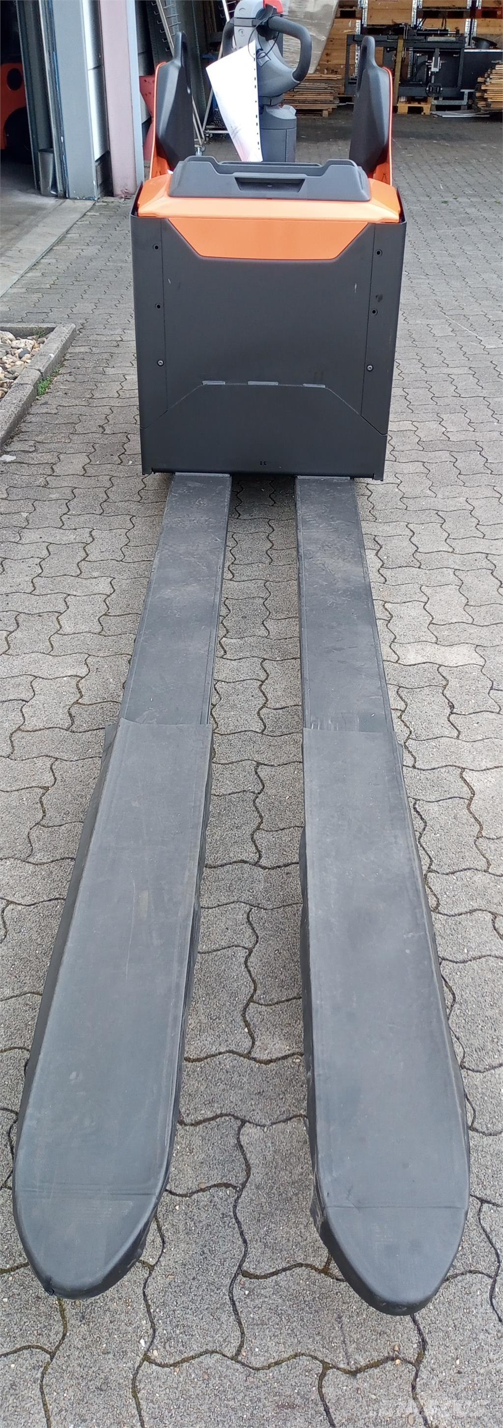 Toyota LPE 250 Rankiniai vėžimėliai