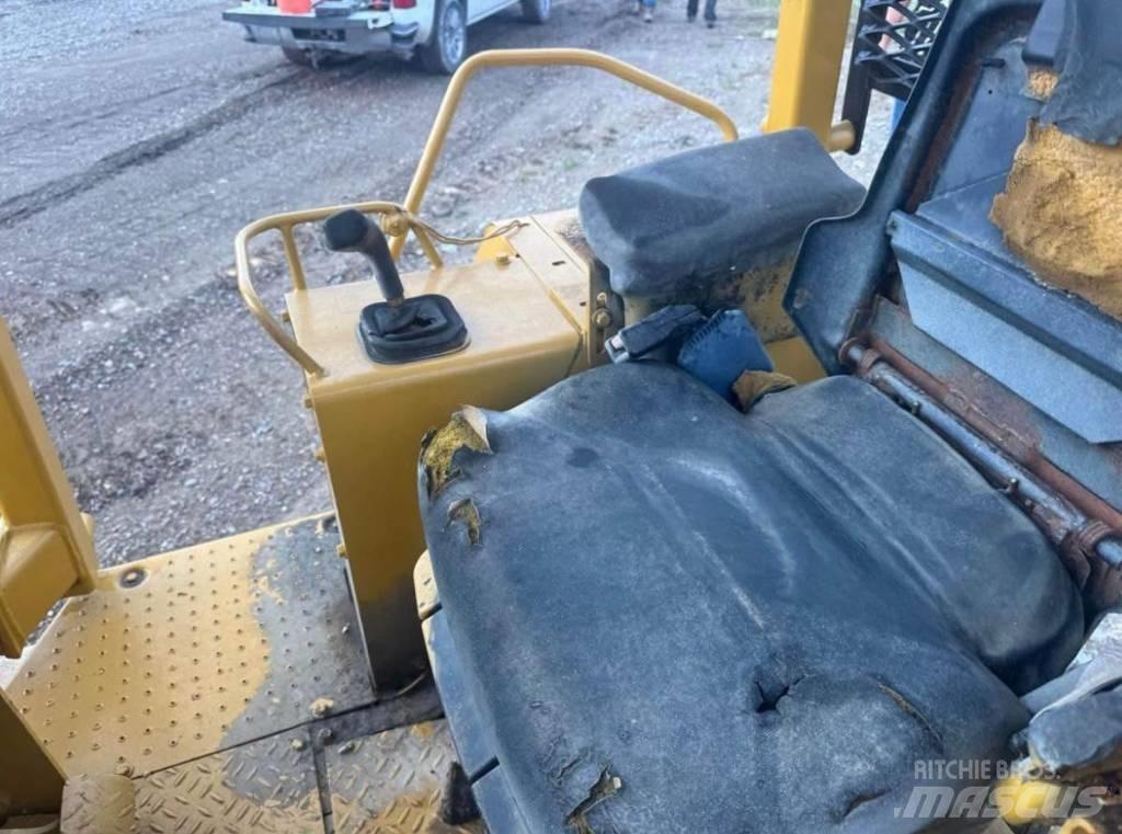 CAT D4C3 Vikšriniai buldozeriai
