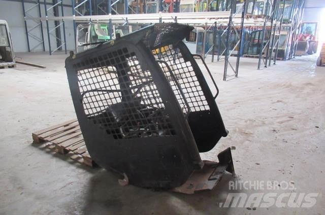 Komatsu SK714 Kabinos ir interjeras
