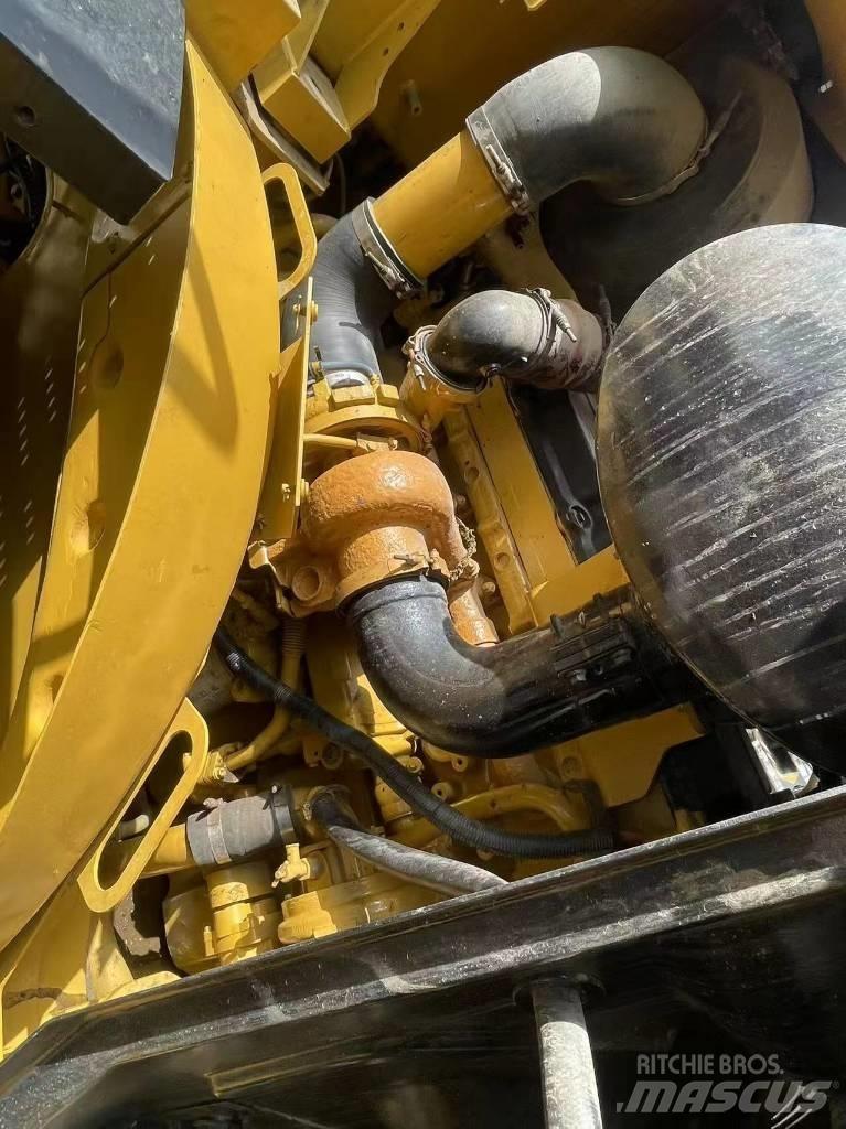 CAT 966 Ratiniai ekskavatoriai