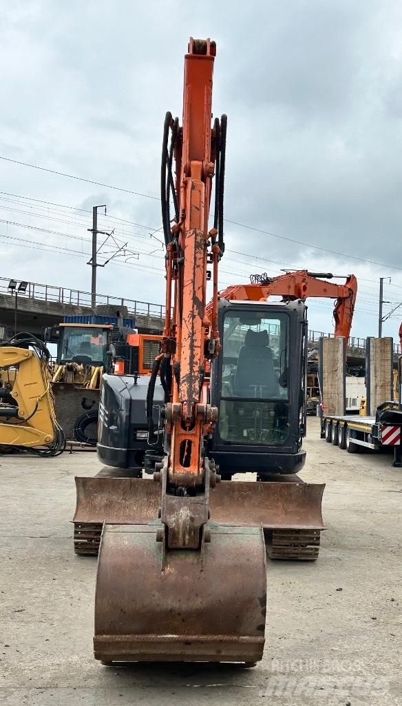 Hitachi Zaxis 85 USB Vidutinės galios ekskavatoriai 7-12 t