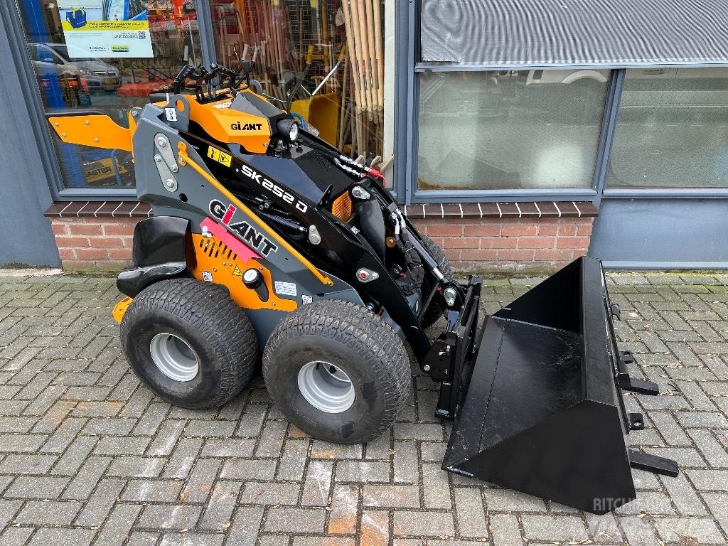 GiANT SK252D Daugiafunkciniai pakrovėjai
